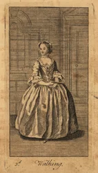 Joven dama caminando en una habitación con paneles
