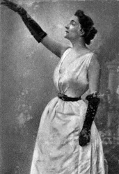Yvette Guilbert, cantante y actriz de cabaret francesa, 1913