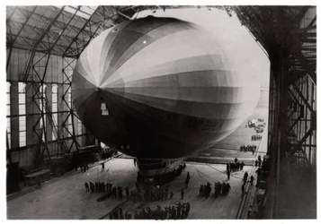 Zeppelin LZ 127 Graf Zeppelin entrando en su hangar, 1933