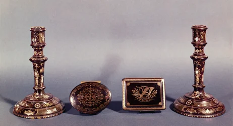 Un par de candelabros Luis XVI incrustados con oro y nácar con dos cajas de pique inglés del siglo XVIII