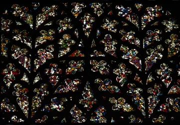 Patrones abstractos de fragmentos de vidrio del siglo XIII en la ventana del ojo del Obispo, el rosetón sur