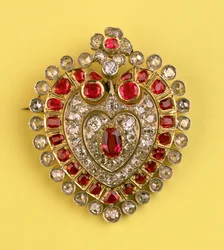 Broche antiguo en forma de corazón (diamante y rubí)