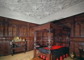 Cama con decoración incrustada, 1593, de Corbet Castle, Shrewsbury, paneles de Sizergh Castle, Cumbria