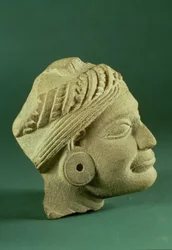 Cabeza con turbante de arenisca pulida, Sarnath, siglo III a.C.