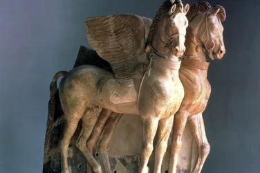 Par de caballos alados de terracota, del Templo de Tarquinia, Italia, siglo V - VI a.C.