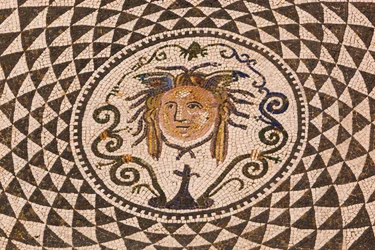 Carmona, Provincia de Sevilla, España. Mosaico romano de Medusa en el Ayuntamiento.