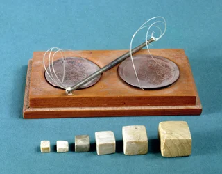Pesas de sílex y balanza de cobre, Mohenjo-Daro, 2300-1750 a. C.
