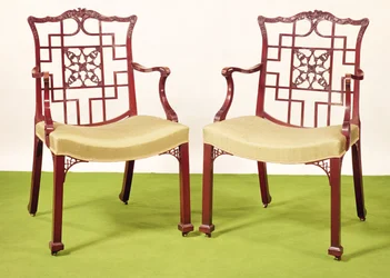 Sillas de comedor de caoba Chippendale en estilo chino, rieles superiores coronados por una corona ducal y un escudo de grifo, c.1760