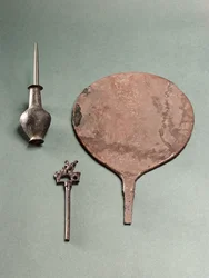 Horquilla de cobre, varilla de colirio con pote y espejo, Mohenjo-Daro, 2300-1750 a.C.