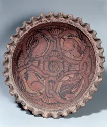 Copa copta, terracota pintada con bordes de guirnaldas, egipcia, siglo VII d.C.