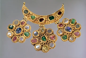 Collar en forma de media luna con colgantes con piedras semipreciosas, Moscú, finales del siglo XIV o principios del siglo XV