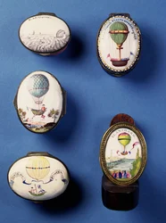 Cajas de parches de esmalte inglés, representando globos aerostáticos; percha de espada de metal dorado representando el globo de Blanchard cruzando el Canal de la Mancha, finales del siglo XVIII