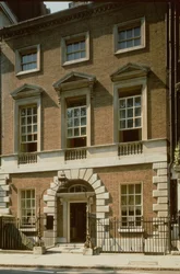 Entrada al No. 44 Berkeley Square, Londres