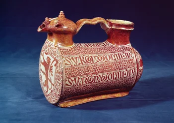 Jarra con decoración de lustre, principios del siglo XVI, utilizada para verter agua sobre las manos durante y entre los cursos