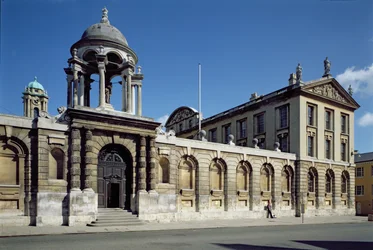 Exterior del patio frontal del The Queens College, Oxford, construido 1709-34