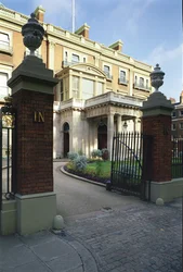 Vista exterior de la entrada a Hertford House, Manchester Square, Londres