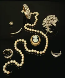 Cuatro broches victorianos de diamantes; camafeo ovalado tallado; collar de perlas cultivadas