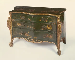 Cómoda serpentina lacada en verde y parcialmente dorada, al estilo de Thomas Chippendale