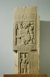 Pilar de piedra caliza verdosa con un enano danzante y un soldado escita, Nagarjunakonda, AP, siglo III d.C.