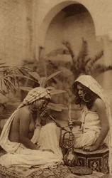 Chicas del harén fumando una pipa de agua, de una postal de principios del siglo XX