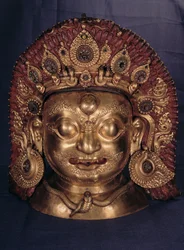 Cabeza de Bhairava, finales del siglo XVII (cobre repujado, pintado y dorado)