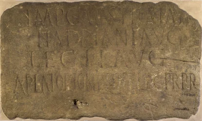 Inscripción del castillo de milla 38 en el Muro de Adriano, registrando la construcción del castillo de milla por la 2ª Legión Augusta, 122-125 d.C.