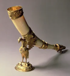 Cuerno para beber de colmillo de marfil con monturas de plata dorada por Jacob Mores I, Hamburgo, finales del siglo XVI - principios del siglo XVII