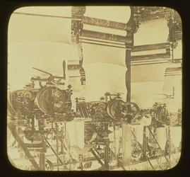 Máquinas de tejer en funcionamiento en la fábrica de lana Wolsey, Leicestershire, c.1850