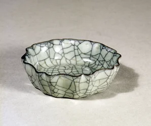 Lavador de pinceles de Kuan ware moldeado con ocho lóbulos y un borde festoneado, Dinastía Sung (960-1279)