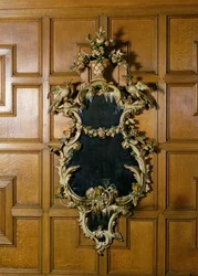 Girandola tardía de Jorge II con apliques de metal con motivos foliares