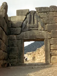 Puerta de los Leones sobre la entrada al Palacio de Micenas, Grecia, siglo XV a.C.