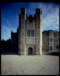 Entrada principal del Castillo Drogo, diseñado por Sir Edwin Lutyens (1869-1944) 1910-30