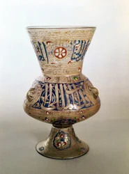 Lámpara de mezquita, con dedicación a Shibi-Abdania Kafur ar-Rumi, mediados del siglo XIV