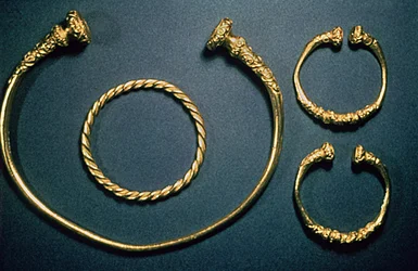 Collar y brazaletes de Waldalgesheim, mediados del siglo IV (oro)
