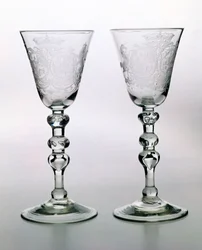 Copa de balustre ligero de Newcastle con grabado heráldico holandés, siglo XVIII