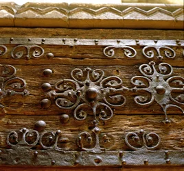 Trabajo de hierro normando en puerta de madera de los restos del Monasterio Gilbertino en Sempringham
