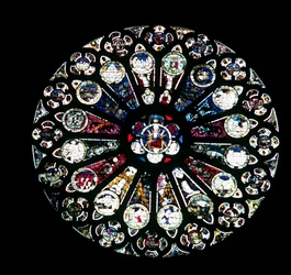 Rosetón Norte, piedra del siglo XIII, vidrio de mediados del siglo XV