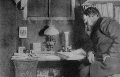 Otto Nordenskjöld en su escritorio, Snow Hill, Antártida, 1901-03