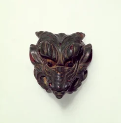 Netsuke de boj pintado, tallado como un modelo de una máscara Gagaku, siglo XIX
