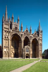 Catedral de Peterborough, Escuela Inglesa, (siglo XIII), La Fachada Oeste, construida c.1200-10, Cambridgeshire, Reino Unido
