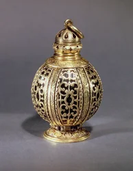 Pomo de olor, decorado con roleos cincelados que encierran esmalte negro, plata dorada, probablemente inglés, c. 1580