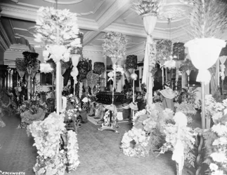 El ataúd de la reina Liliuokalani en la sala del trono en el Palacio Iolani, Honolulu, 1917