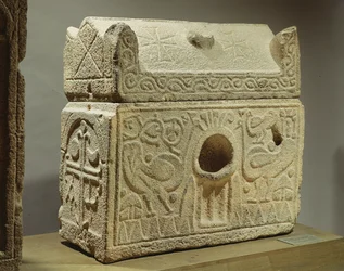 Relicario en forma de sarcófago, Symar, siglos VI-VII (basalto)
