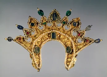 Diadema rusa, oro con perlas y gemas semipreciosas, principios del siglo XVII