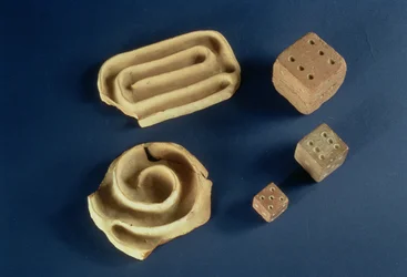 Dados de arenisca y juego de laberinto de terracota, Harappa, 2300-1750 a.C.