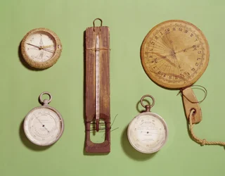 Brújula, termómetro, reloj de sol, barómetro y escala de altitud de Scott usados en la expedición a la Antártida, 1910-12