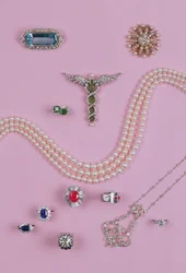 Selección de joyas victorianas y eduardianas: broche de aguamarina, broche de estrella de diez puntas, colgante de diamantes y platino, anillos de zafiro, rubí y esmeralda