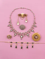 Selección de joyería victoriana: collar de turmalina y perlas divididas; broche ovalado de diamantes en rosa; collar de ópalo y diamantes; broche de estrella con amatista cabujón; cristal de Essex de tigre gruñendo