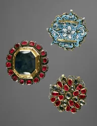 Selección de broches de vestuario con piedras semipreciosas, Moscú, principios del siglo XVIII