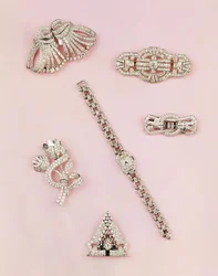 Selección de joyería de diamantes: broche de diamantes en forma de baguette y marquesa; clip de diamantes Art Deco; broche de diamantes en panel; reloj de dama con caja oblonga de diamantes